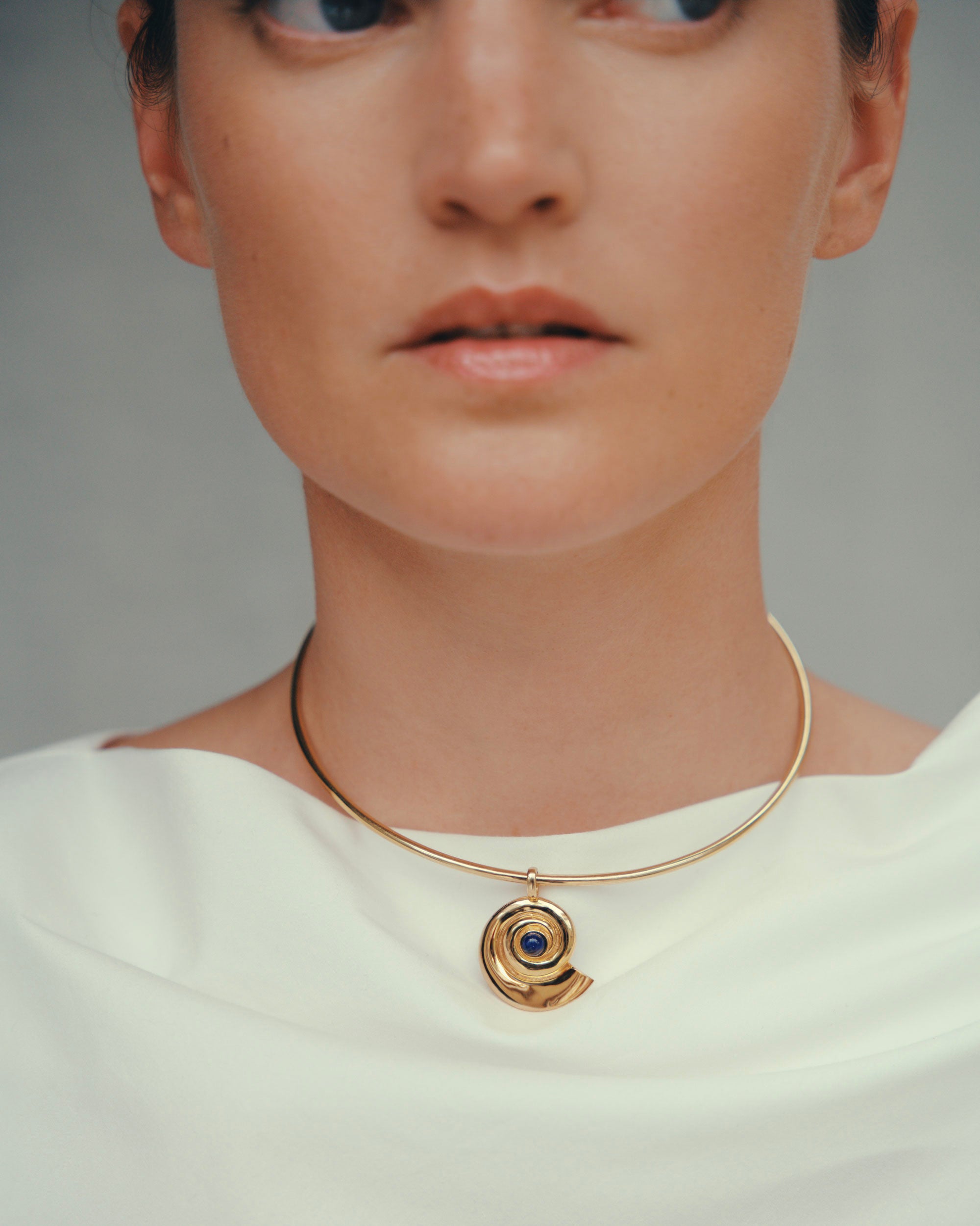 Daphine Agathe choker necklace gold with Lapis Lazuli