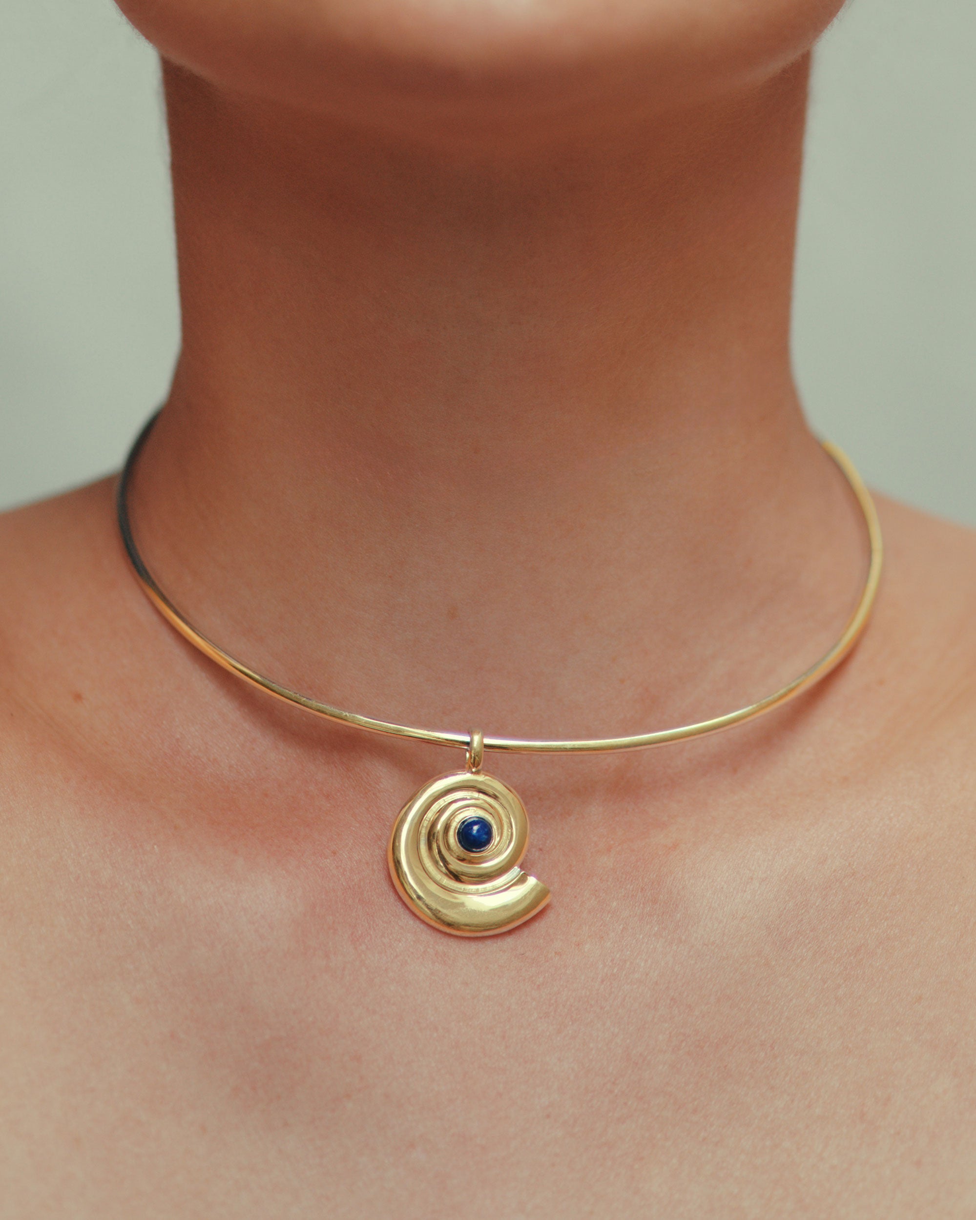 Daphine Agathe necklace in gold with Lapis Lazuli