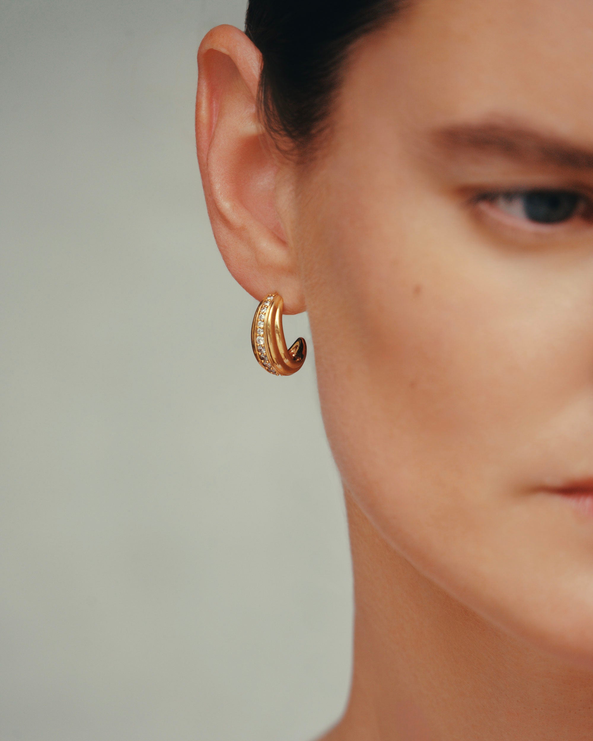 Daphine Ella earrings in gold with cubic zirconia