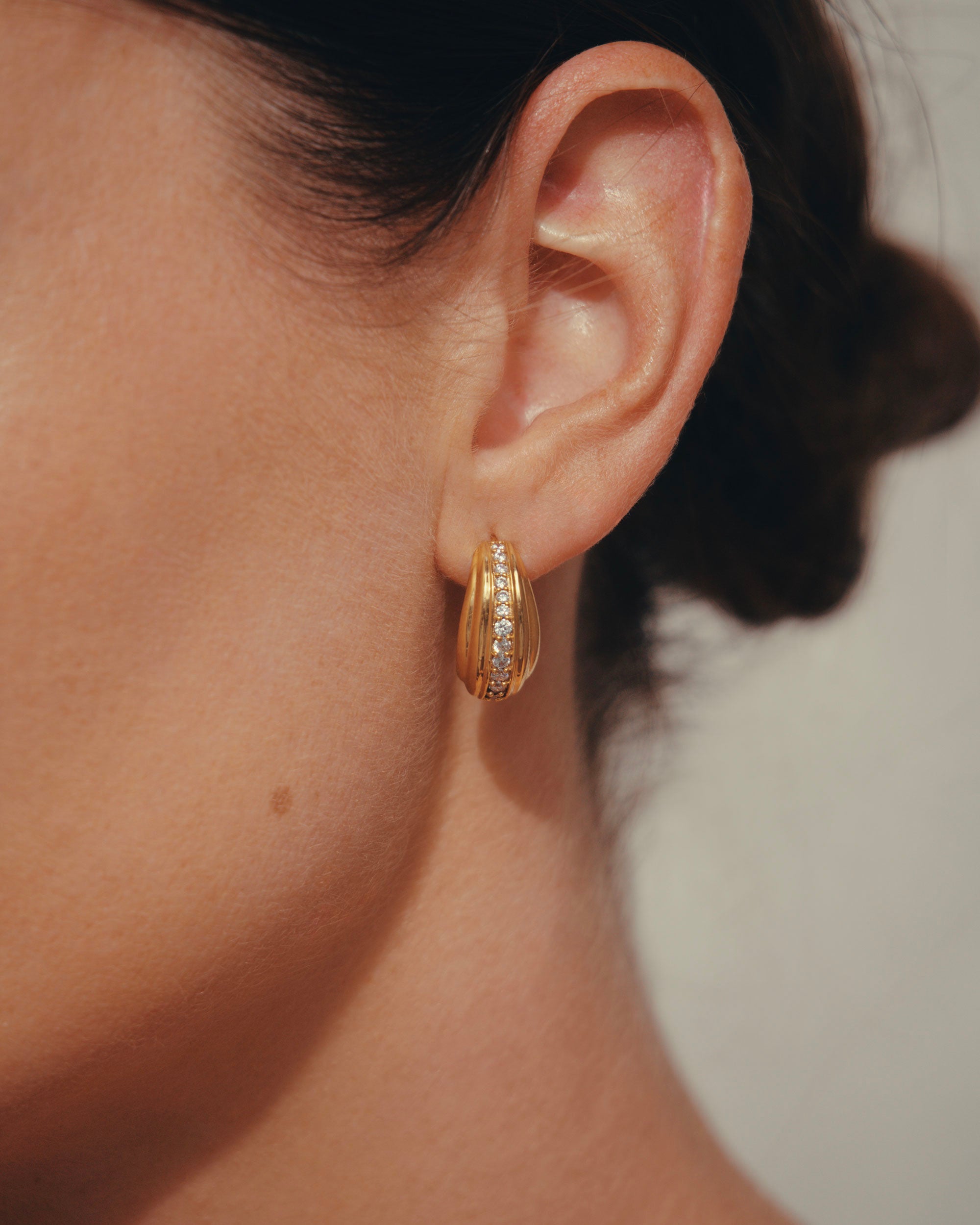 Daphine Ella earrings in gold with cubic zirconia